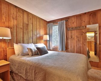 Whiffletree A5 - Hosted by J&M Vacation Properties - Close to Slopes - Shuttle - Summer Pool - Killington - Bedroom