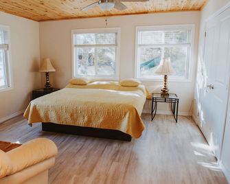 Lang Lake Resort - Espanola - Bedroom