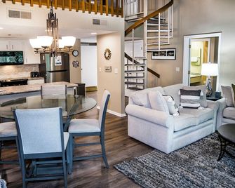 Resort Vacations at Fairfield Glade TN Spacious 2 bedroom plus loft villa - Crossville - Obývací pokoj