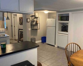 Strathuron House - Sarnia - Kitchen