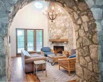 Worldmark Hunt - Stablewood Springs Resort - Hunt - Living room