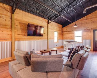 Riverfront Magnolia Springs Cabin Rental w/ Grill - Magnolia Springs - Living room