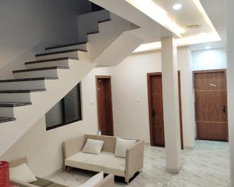 Hotel shree Gajanand palace - Ujjain - Wohnzimmer