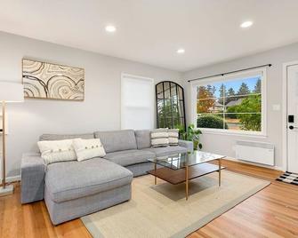 New Cozy Ne Sea/Shoreline Updated 2br Home | Yard - Shoreline - Living room