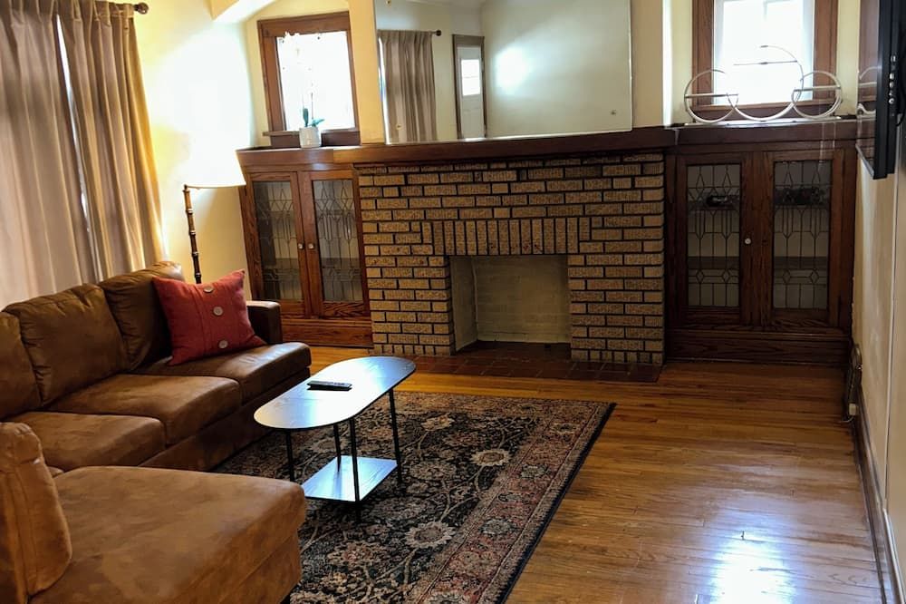 Cozy apartment in Cleveland 7 minutes from Airport 7 minutes from Downtown! - Cleveland - Living room