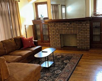 Cozy apartment in Cleveland 7 minutes from Airport 7 minutes from Downtown! - Cleveland - Living room