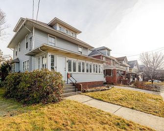 Unit 1 at Oilgate at Oakdale - Akron - Bina