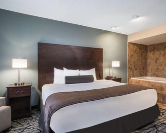 Days Inn & Suites by Wyndham Wausau - Wausau - Schlafzimmer