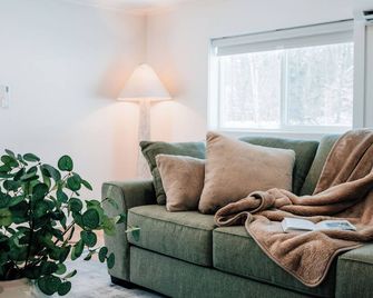 New to Vrbo! Secluded White Mtns Home•hot Tub, Ev, Pets•near Kanc Hwy, Sleeps 10 - Albany - Sala de estar