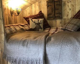 Shepherds Hut - Horley - Bedroom