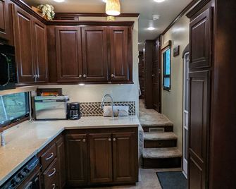 River Haven: Scenic Riverfront RV on Historic Suwannee River - Old Town - Kitchen