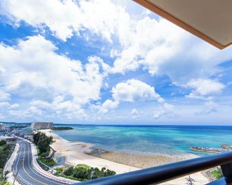 Kafuu Resort Fuchaku Condo Hotel - Onna - Balcón