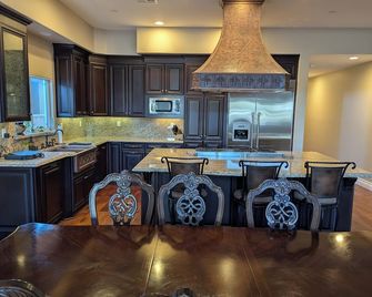 Spacious 5-bedroom townhome in charming Seal Beach with WiFi, AC - Seal Beach - Kitchen