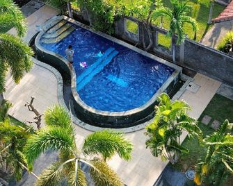 Prabhu Suites Hotel - Seririt - Zwembad