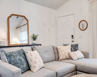 Walnut St, Charming, 3bed, 2bath - Spring Hill - Living room