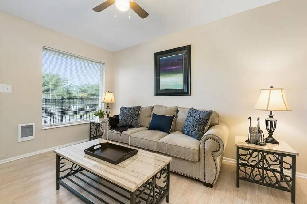 Lovely top floor corner apt in trendy SugarHouse - סולט לייק סיטי - סלון