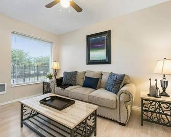 Lovely top floor corner apt in trendy SugarHouse - סולט לייק סיטי - סלון