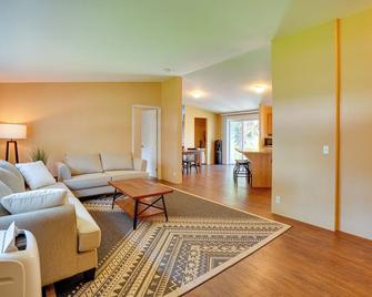 Lovely Detroit Home w/ Deck - Walk to Town! - Detroit - Sala de estar