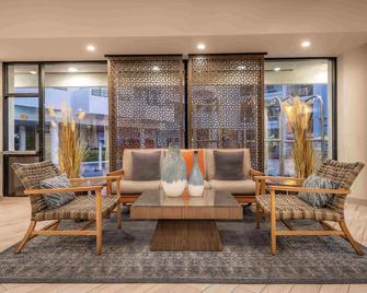 تروبيكانا إن آند سويتس - انهايم - غرفة معيشة