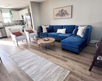 Beach access 3-bedroom house with WiFi, AC in Biloxi - Biloxi - Living room