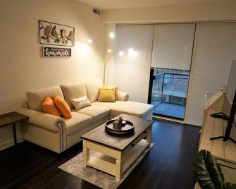 Executively Appointed Condo, W/Resort Amenities, Ind Gar, Pool, Gym+ Biz Lounge - Evanston - Living room
