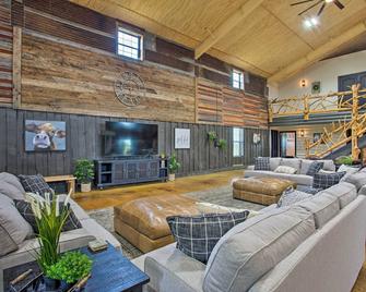 'The Copper Roost': Lake Texoma Escape w/ Hot Tub - Calera - Living room