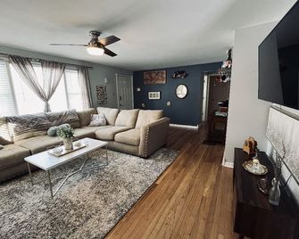 Cozy Retreat in the Heart of MHK: Experience Elegant French-Inspired Chalet - Manhattan - Living room