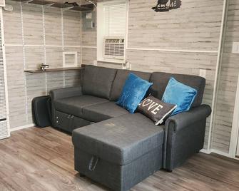 Charming 2-bedroom Tiny home, with Wi-Fi in Pocatello - Pocatello - Living room