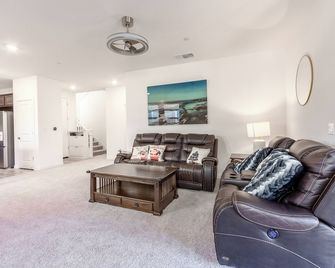 Spacious 4BR-3BA Cozy and Modern in Elk Grove - Elk Grove - Soggiorno