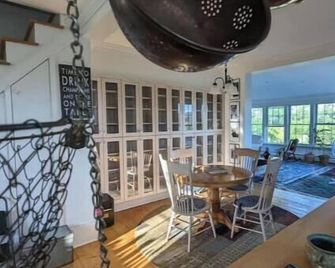 Charming 4-bedroom farmhouse in terrific Willsboro with WiFi - Willsboro - Dining room