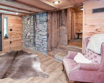 Turkey Creek | Cozy Cabin Near Jack Daniels & More - Fayetteville - Living room