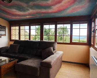 El Guardaviñas, entre Montes y Viñedos - Abalos - Living room