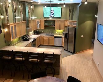 Spacious 3 Br 2 Bath Sleeps 10 Downtown St. Peter - Saint Peter - Kitchen