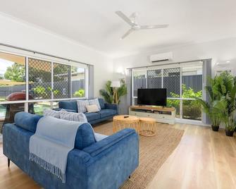 Absolute Beachfront Family home - Cooya - Newell - Living room