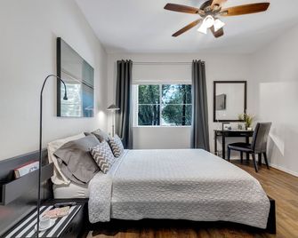 Poolside Resort Style Awesomeness - 鳳凰城 - 臥室