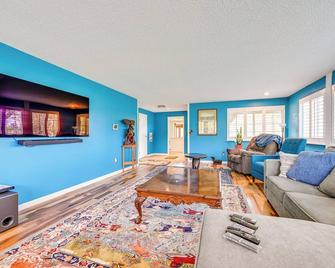 9 Mi to Spanaway Park: Home w/ Indoor Hot Tub - Spanaway - Sala de estar