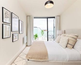 The Woodford Paradise - Homely 2bdr House With Terrace - London - Bedroom