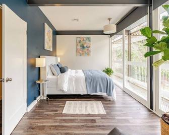 Glass House retreat on scenic Bogue Falaya river - Covington - Bedroom