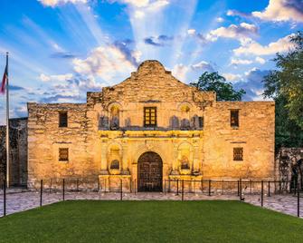 The Emily Morgan San Antonio - a DoubleTree by Hilton - San Antonio - Building