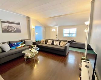 Entire Bungalow in Wasaga Beach ️ - Wasaga Beach - Living room