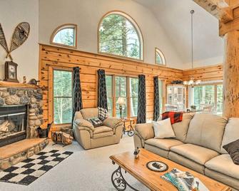 Bayfield Cabin with Wraparound Deck and Fire Pit - Bayfield - Sala de estar
