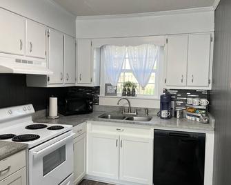 ️ Mayberry's Serenity Villa, WiFi,Firepit,ifit bike, Yadkin Valley, Blue Ridge - Mount Airy - Kitchen