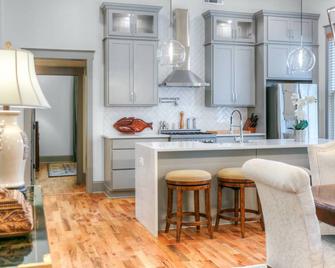 Luxury getaway, Where the Vampire Diaries was filmed. Hollywood of the South! - Covington - Kitchen