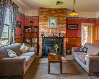 Kenya Cottage Accommodation - Deloraine - Huiskamer