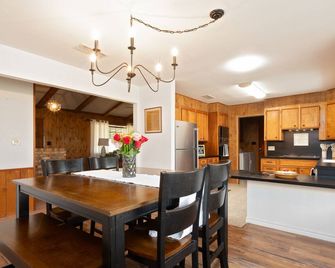 Peaceful Country Getaway with Hot Tub & Fresh Baked Treats. - Colorado City - Dining room