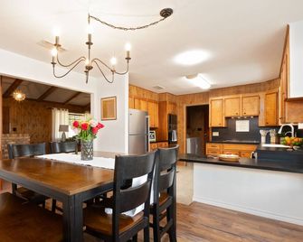 Peaceful Country Getaway with Hot Tub & Fire Pit - Colorado City - Eetruimte