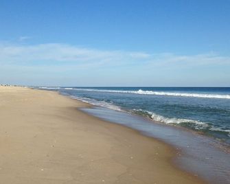 Walk to beach , bay, shopping & restaurants , sunset views at the end of our st - Barnegat Light - Playa