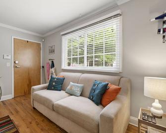 Sweet ATL Condo close to the Beltline & Ponce City Market - Atlanta - Living room