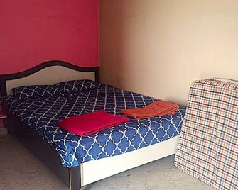 Swami Om Bhakt Nivas - Akalkot - Bedroom