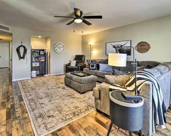 Family-Friendly Chandler Home Near Downtown! - Chandler - Living room